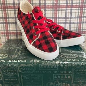 NWOT Blowfish Malibu black and red check sneakers. 8.5 faux sheepskin liner cozy